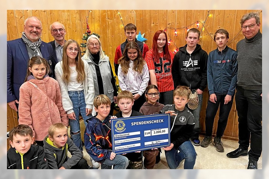 v. l.: Uli Sindern, Dr. Volker Daldrup (Lions Club Arnsberg-Sundern), Erika Hahnwald, Johannes Böhnke (Förderverein Kinder- und Jugendtreff Gierskämpen) mit zahlreichen Kindern.