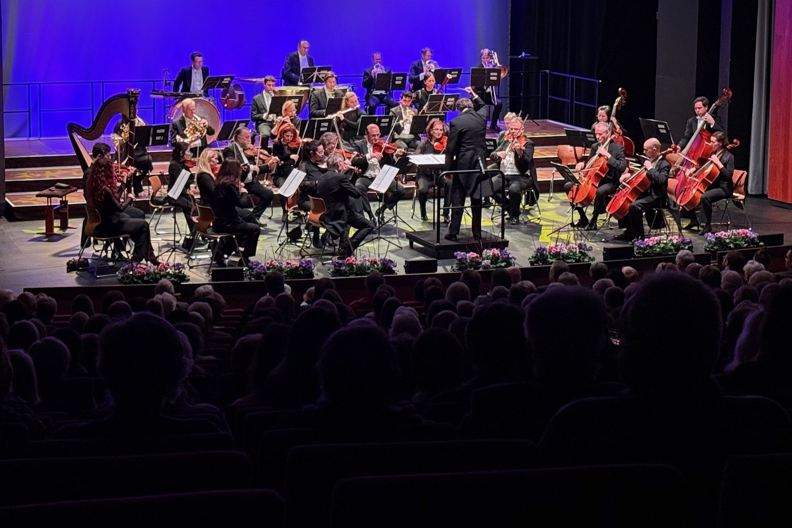 Begeistertes Publikum und das Europäische Festival Orchester sorgen im Sauerland-Theater für einen stimmungsvollen Start ins neue Jahr.
