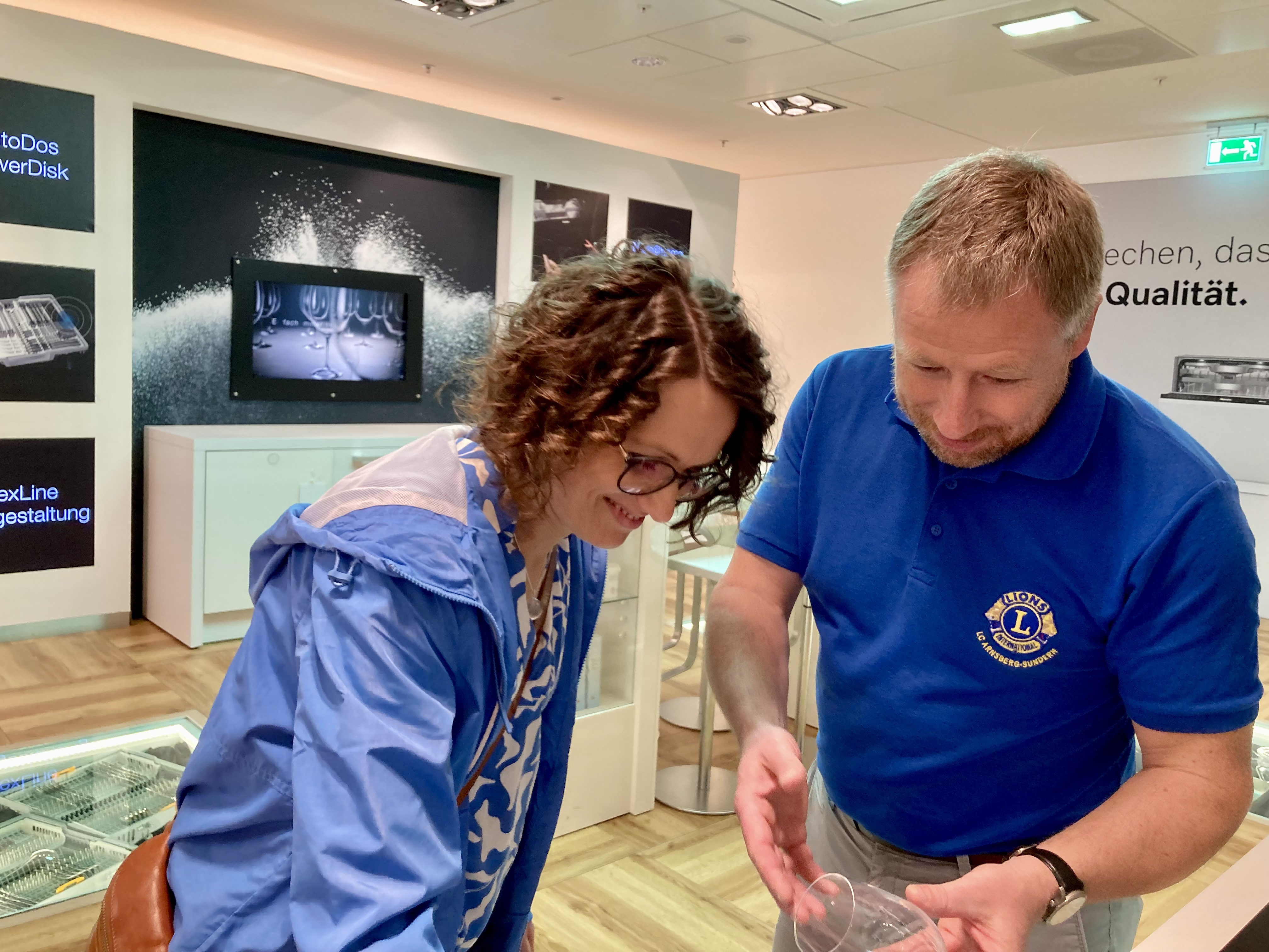 Unser Vize Präsident Alexander Sapp mit seiner Frau Sarah bei der Werksbesichtigung des Miele-Werkes in Gütersloh.