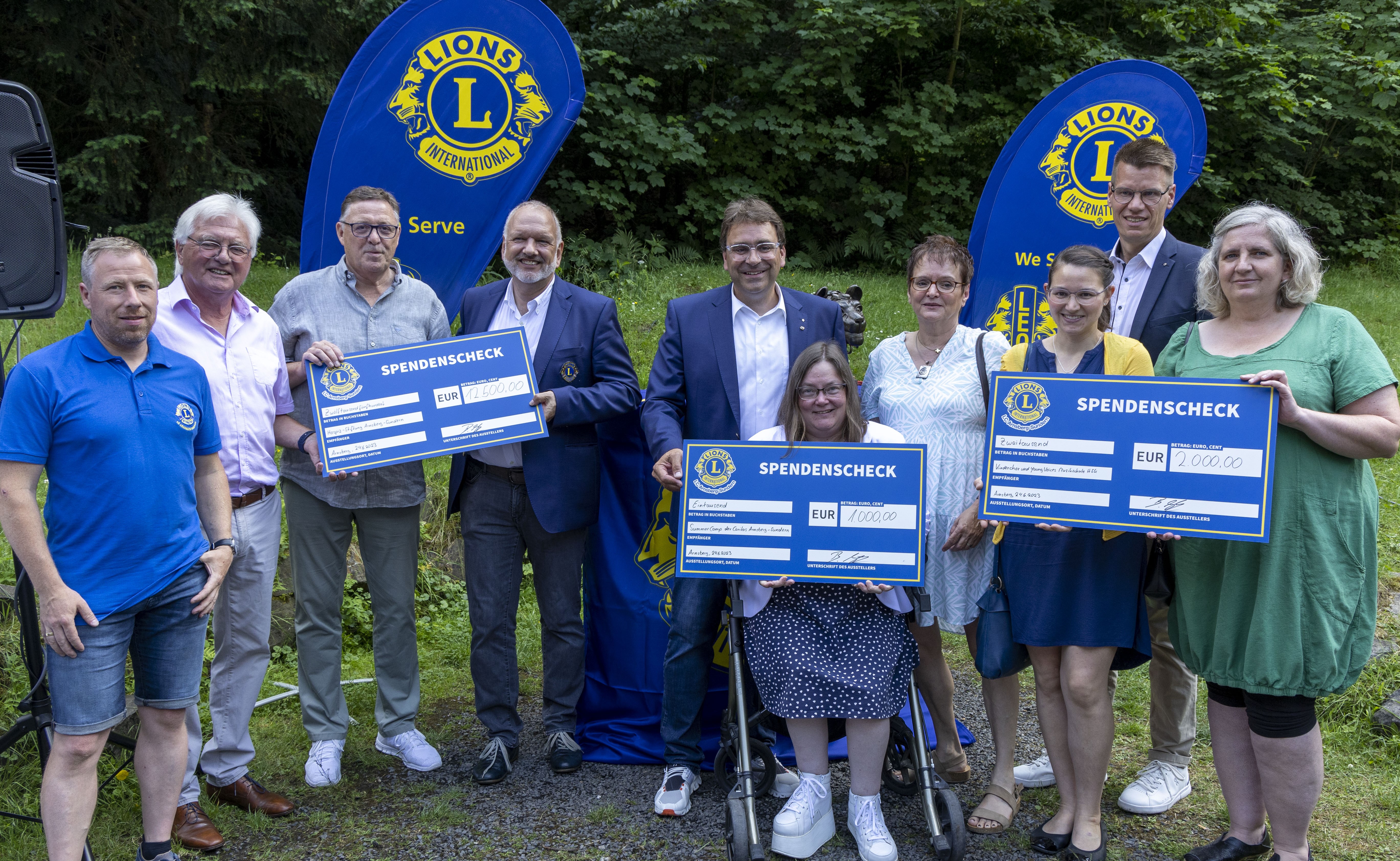 Der Lions Club Arnsberg-Sundern (mit dem neuen Präsident Uli Sindern (4.v.li.) und Vorgänger Boris Golz (Mitte)) übergab insgesamt 16.500 Euro an drei Arnsberger Institutionen. FOTO: GABY DECKE