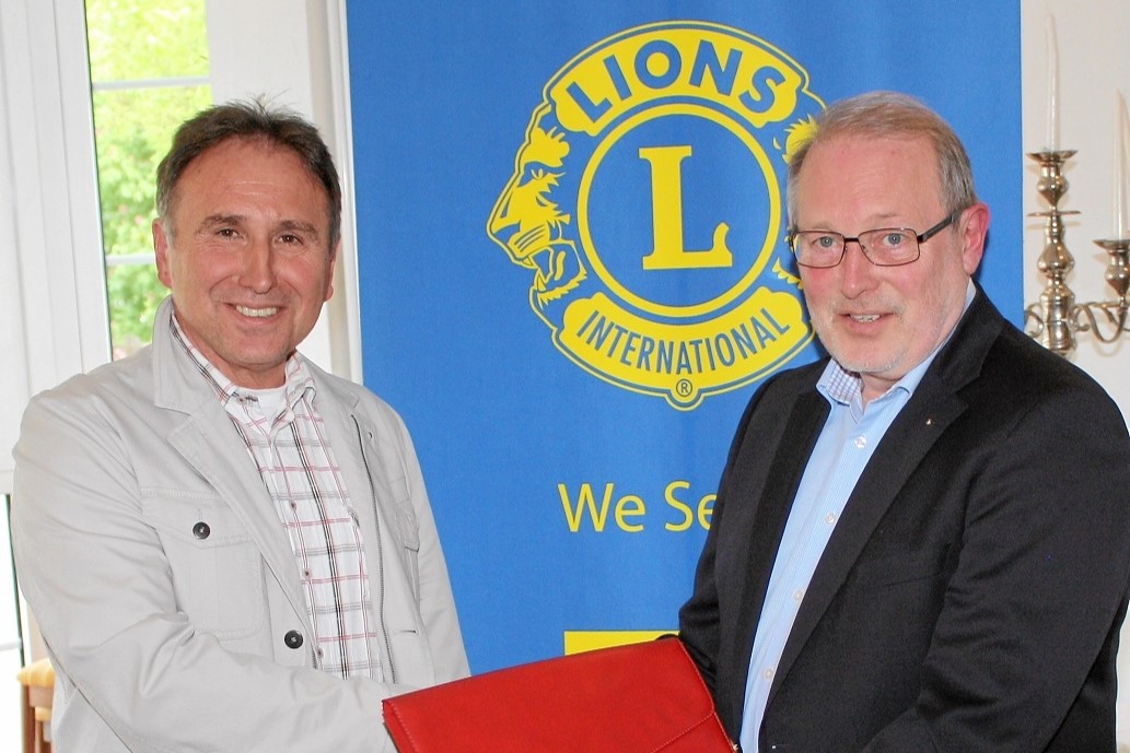 Die „rote Mappe“ ist übergeben, und der Lions Club Arnsberg-Sundern hat einen neuen Präsidenten. Egon Kämmerer (links) wird den Club ein Jahr lang führen. Mit einem feierlichen Akt übernahm er das Amt von Heinz Hahn (rechts).