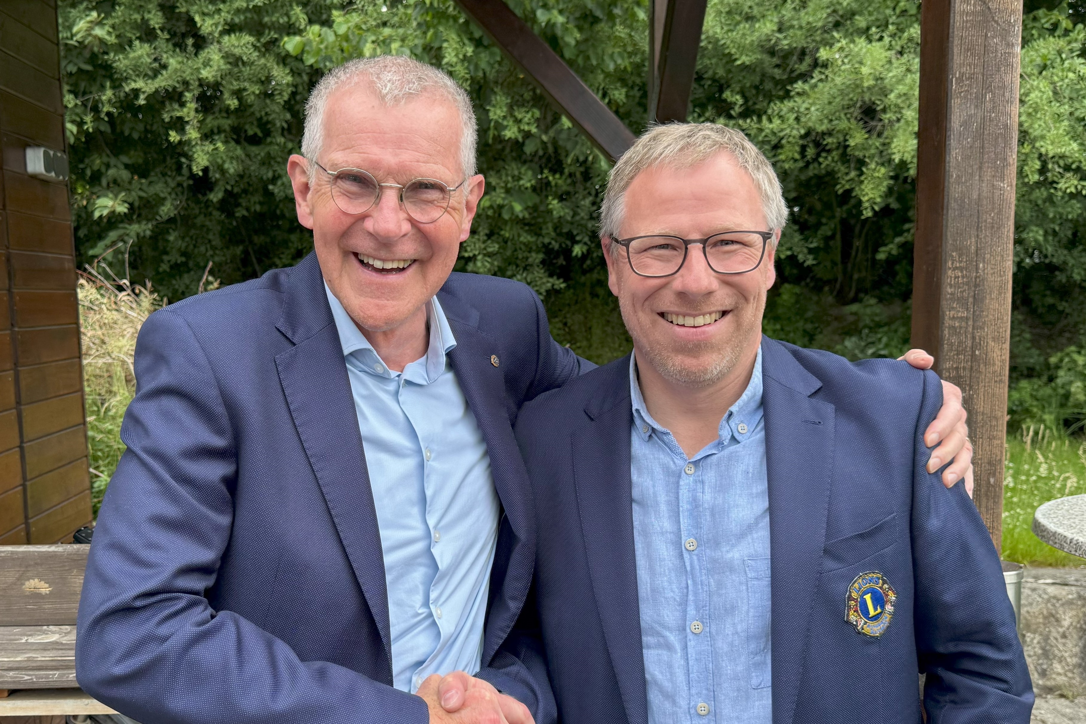 Ämterübergabe am 14.6.2025. Dr. Ortwin Ruland (links) wird für ein Jahr den Lions Club Arnsberg-Sundern führen. Mit einem kleinen Festakt übernahm er jetzt das Amt von Alexander Sapp (rechts).