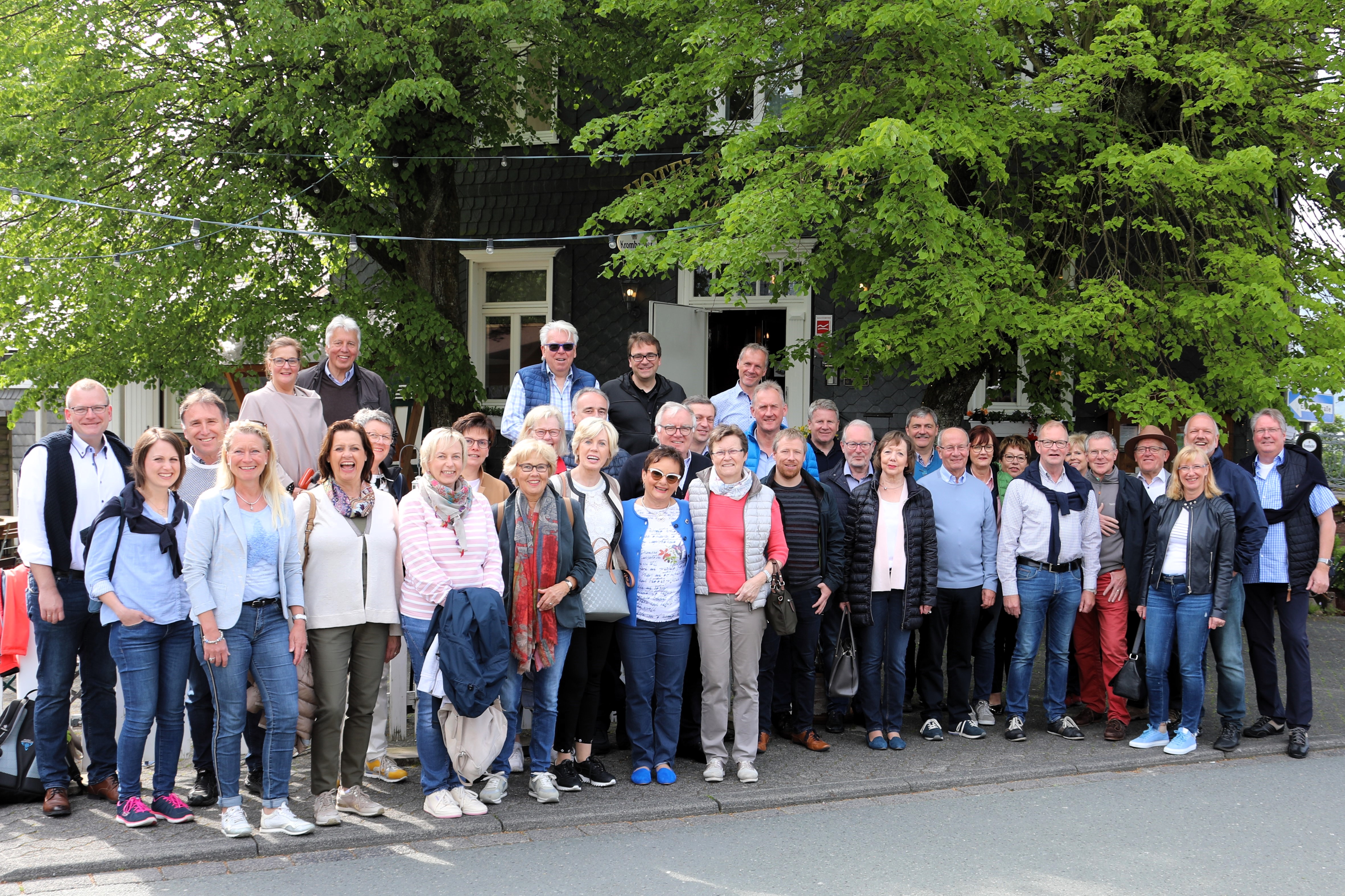 Ein Teil der Teilnehmer vor dem Hotel „Alte Schule“ in Bad Berleburg.