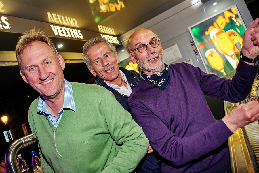 Lions beim Bier zapfen