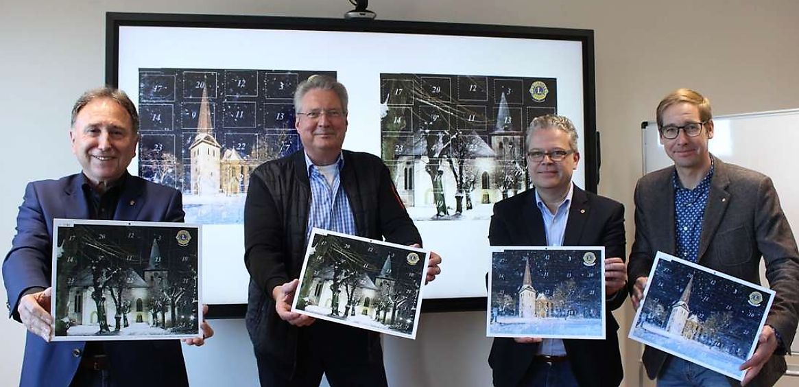 Stellten die neueste Auflage der Adventskalender vor: Egon Kämmerer und Karl-Heinz Müller (Lions Club Arnsberg-Sundern) sowie Stephan Häger und Frank Berting (Lions Club Neheim-Hüsten, v.li.). © Rebecca Weber