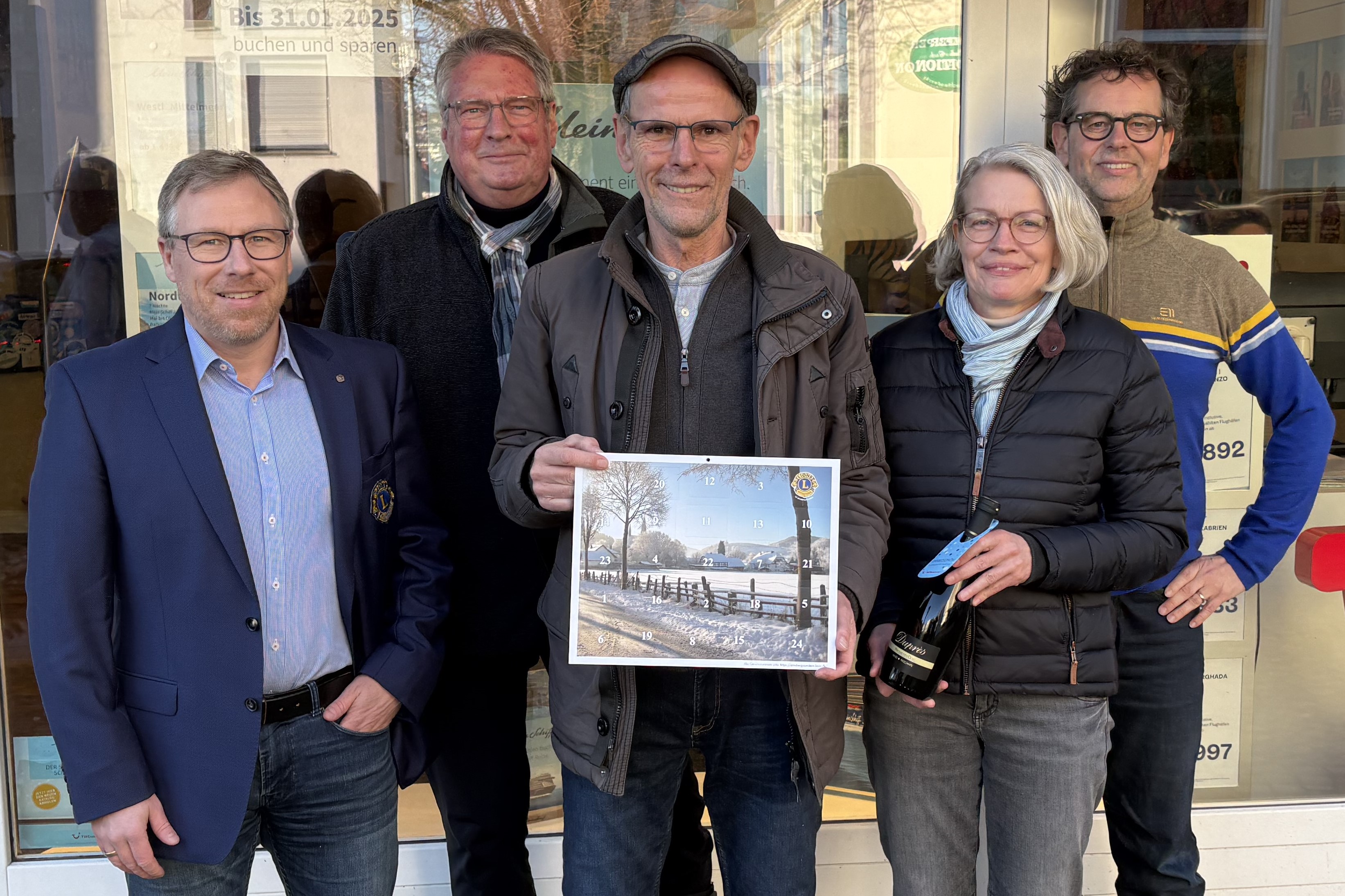 Lions-Präsident Alexander Sapp, Kalenderbeauftragter Karl-Heinz Müller, Markus Plum und seine Ehefrau Gisela sowie Stefan Hoppe(v.li.)