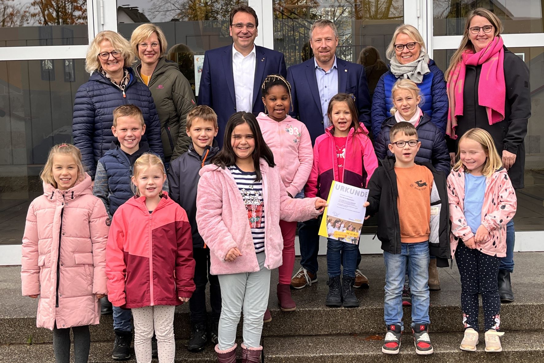 Grundschüler mit Vertretern von Schule und Lions-Club.