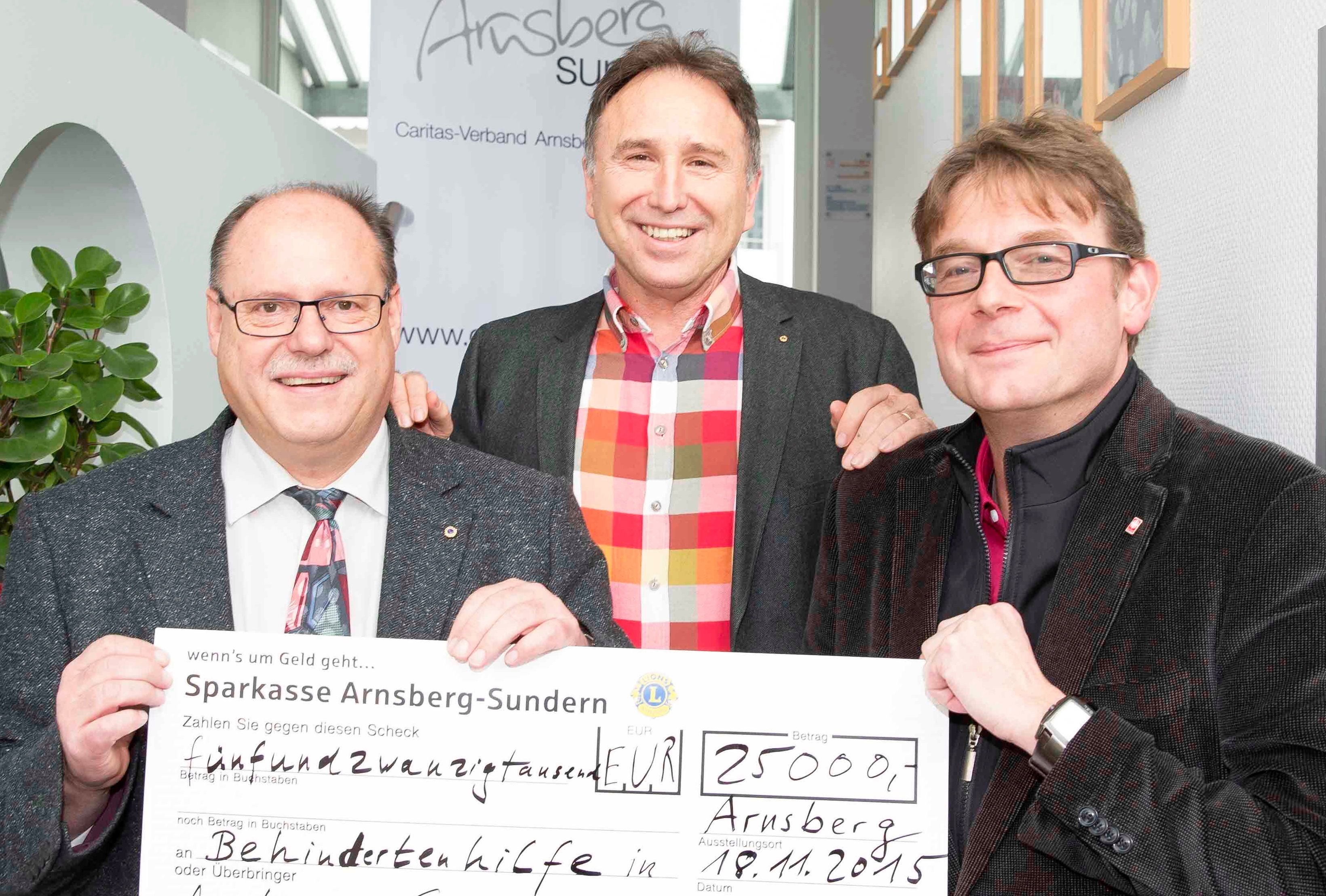 Über die großzügigen Spende für die Behindertenhilfe in Arnsberg und Sundern freuen sich Burkhard Majewski, Egon Kämmerer (Lions Arnsberg) und Christian Stockmann (Caritasverband). © Boris Golz