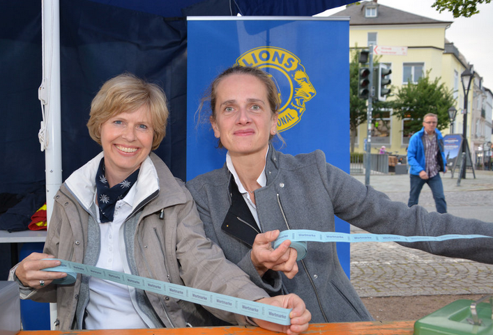 Lionessen beim Wertmarkenverkauf