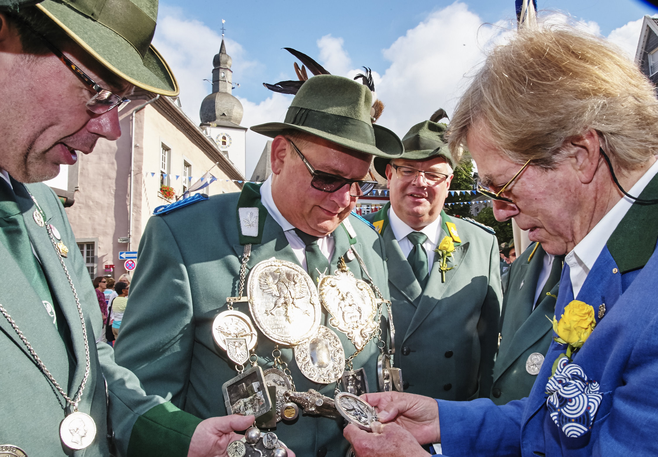 Leopold Prinz von Bayern, Ur-Ur-Urenkel von König Ludwig I., lässt sich von "Alt" Schützenkönig Christian Drees den Orden an der großen Königskette erklären!