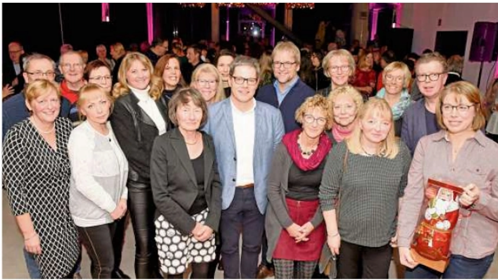 Ortwin Ruland und Christoph Meinschäfer freuen sich mit Gästen aus sozialen Initiativen der Stadt über einen erfolgreichen Abend. Foto: Frank Albrecht