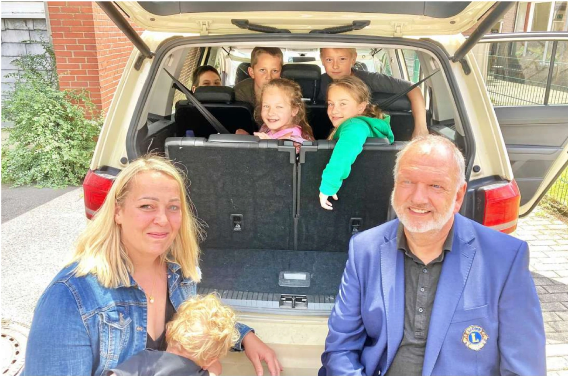 Flüchtlingshelferin Deborah Flüs und Lions-Vizepräsident Uli Sindern helfen den ukrainischen Kindern.