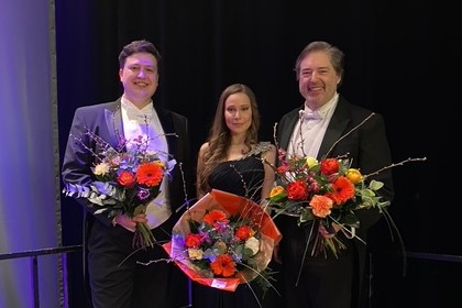 Dank an die Künstler: Leon Wepner, Tanja Kuhn und Alexander Steinitz (von links) mit Blumensträußen im Sauerland-Theater.