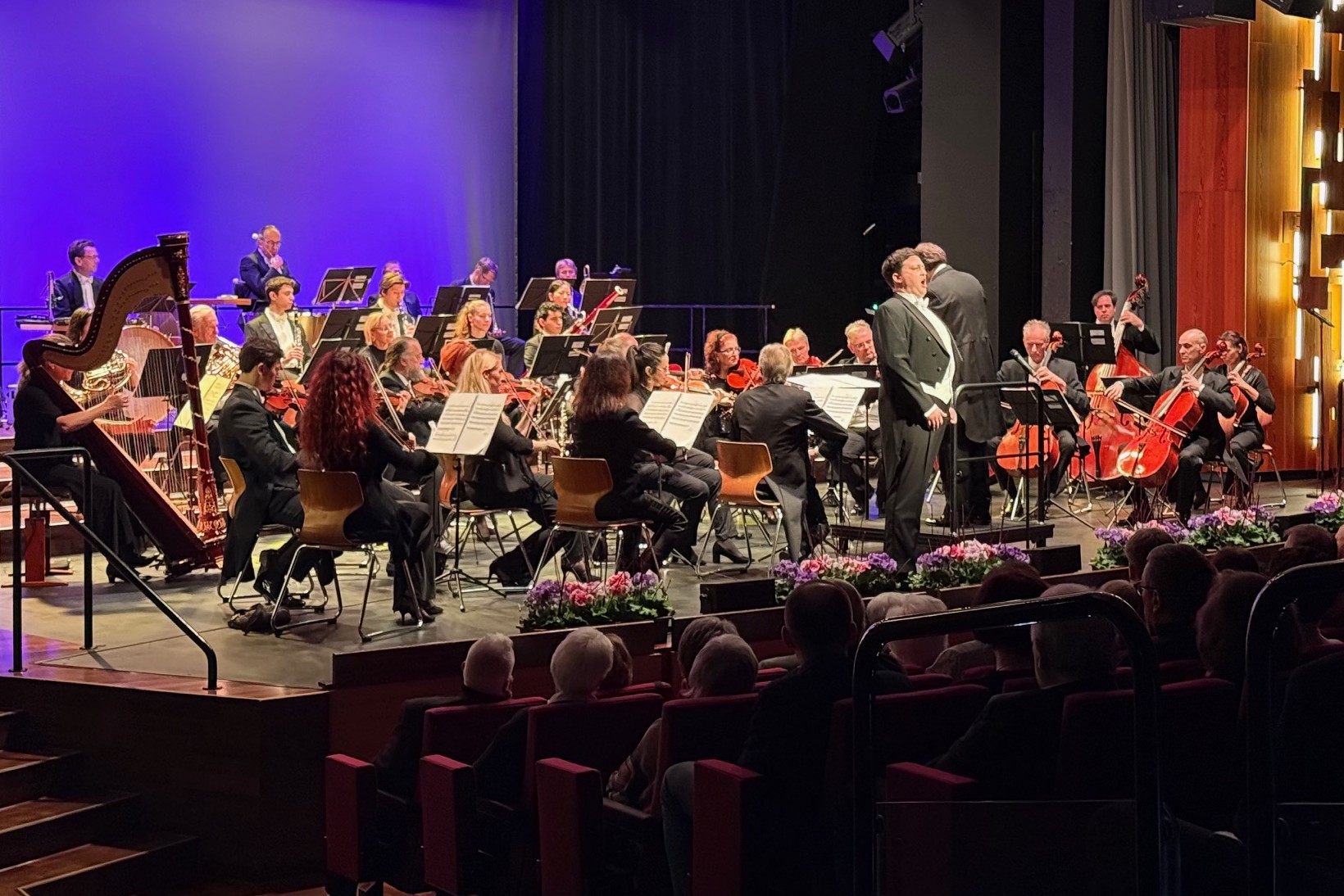 Musik verbindet: Das Europäische Festival Orchester und ein begeistertes Publikum beim Neujahrskonzert im Sauerland-Theater.