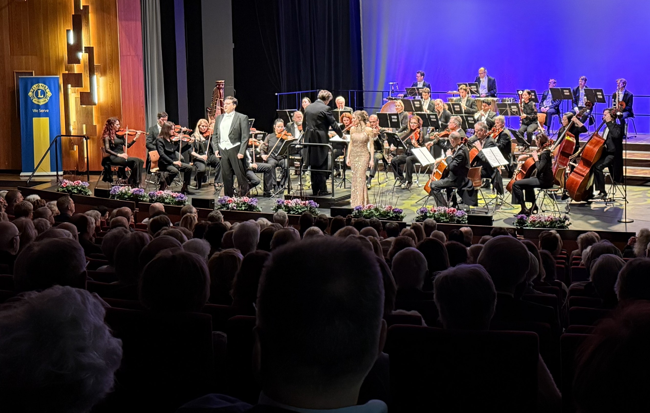 Blick vom Publikum auf das Europäische Festival Orchester unter der Leitung von Alexander Steinitz im nahezu ausverkauften Sauerland-Theater.